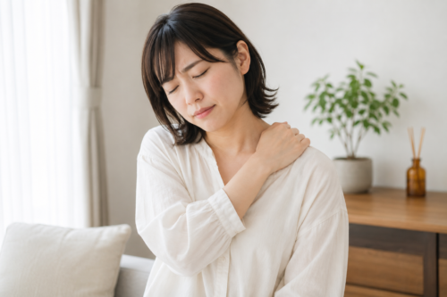 肩こりに悩む女性の画像