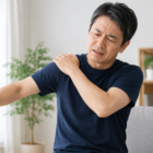 四十肩・五十肩は自然に治る？治し方のポイントと整骨院での施術について