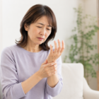 手足のしびれの原因とは？放置してはいけない症状も解説