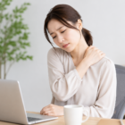 デスクワークによる肩こり・腰痛を防ぐには？今日からできる対策について