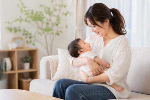赤ちゃんを抱っこするお母さんの画像