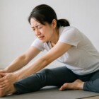 身体が硬いとどうなる？柔軟性が低下する原因や身体への影響を解説