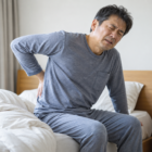 朝起きると腰が痛いのはなぜ？寝起きの腰痛の原因と対処法