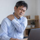 揉んでもすぐ戻る肩こり。その場しのぎになってしまう理由とは