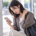 スマホ首とは？首や肩に負担がかかる姿勢や対策について解説